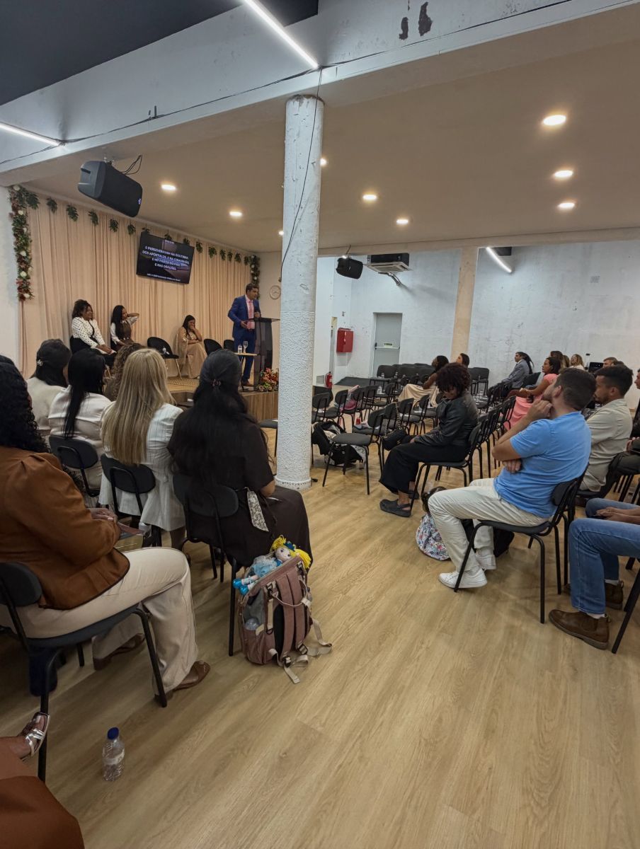 Vista do salão durante o culto