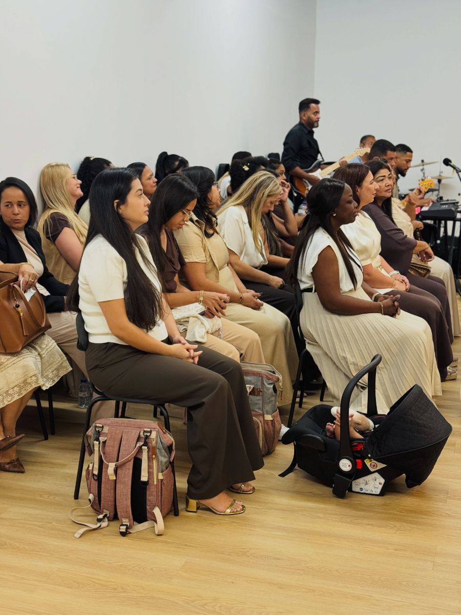 Irmãs reunidas no culto